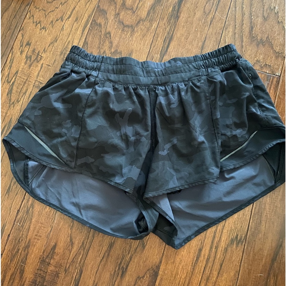 size 10 barely worn lululemon shorts! 2.5 inch seam